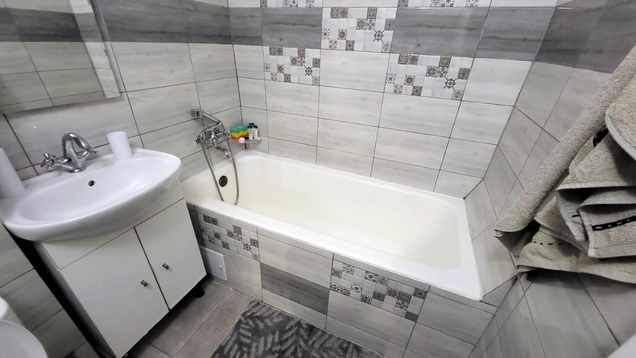 Apartament Navi オネシュティ エクステリア 写真